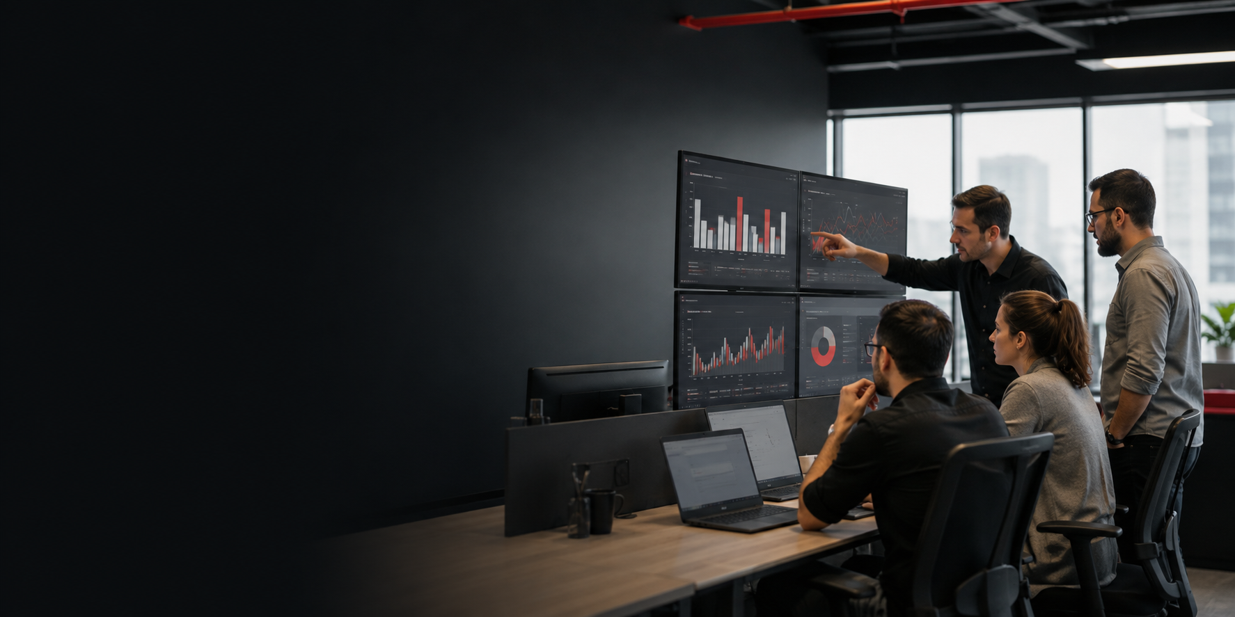 Equipe de software analisando indicadores de negócio